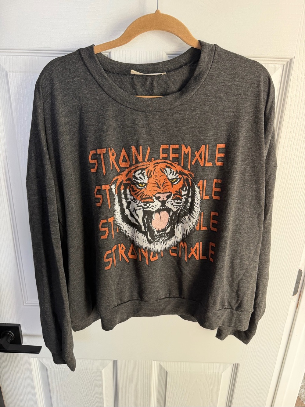 Arula/A’Beautiful Soul Cropped Graphic Pullover Sweatshirt